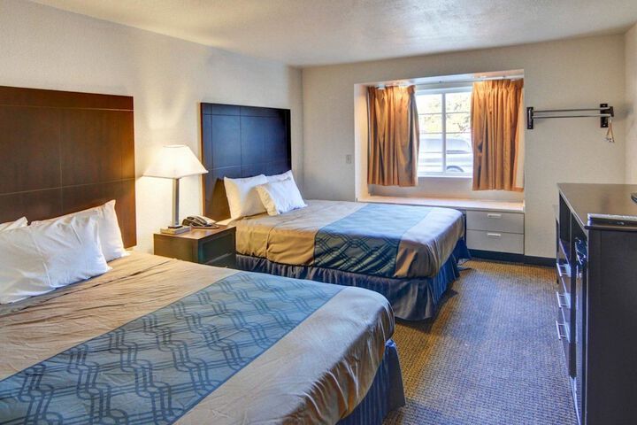 1 Queen Bed (8 of 13)
