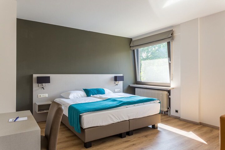Room 8 of 40