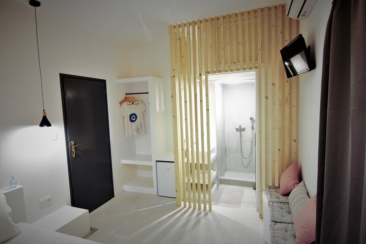 Room 12 of 32