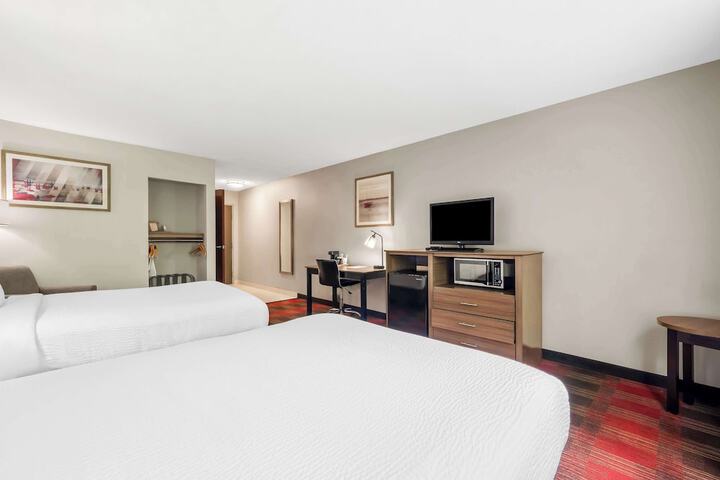2 Double Accessible Bathtub Work Desk Microwave, Refrigerator Full Breakfast (4 of 8)