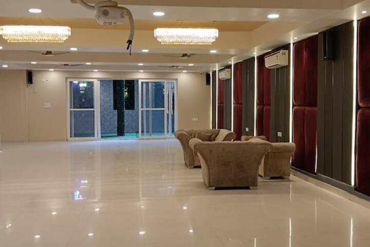 Ballroom/Hall 15 of 16