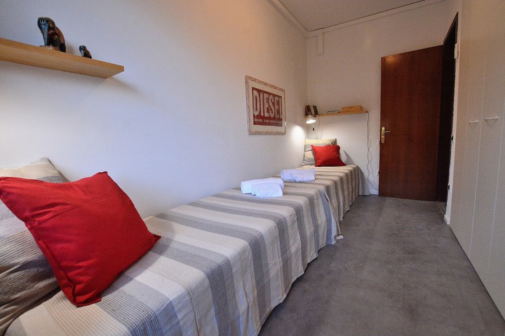 Room 5 of 16