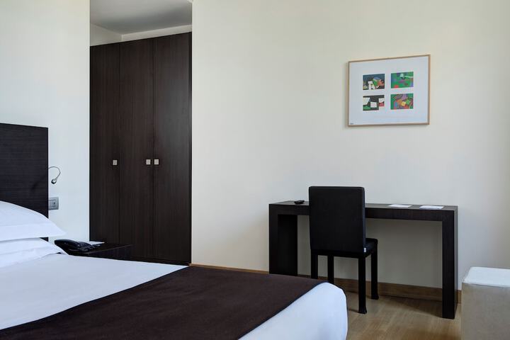 Room 9 of 32