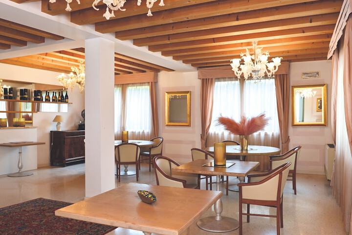 Entrance & Lobby