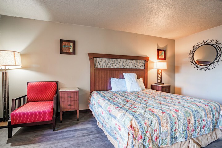 1 King Bed (2 of 17)