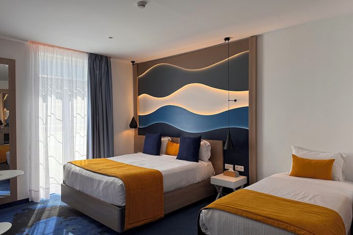 Room 30 of 103