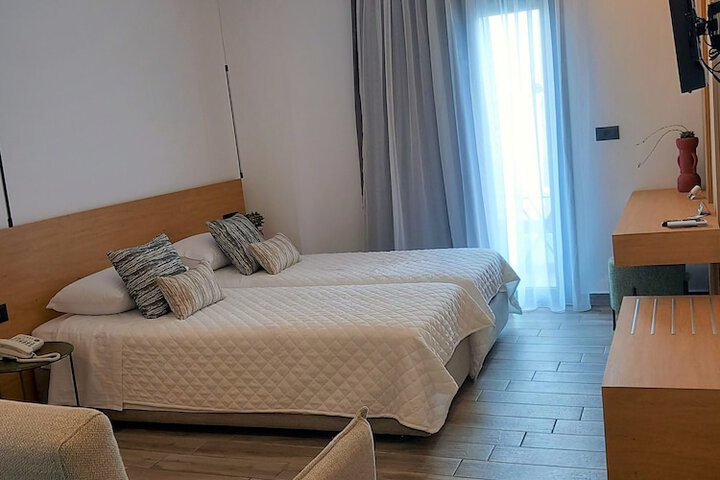 Room 7 of 12