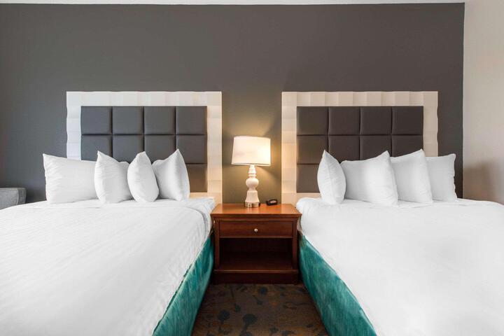 1 Queen Bed Microwave, Refrigerator Walk in Shower Full Breakfast (4 of 9)
