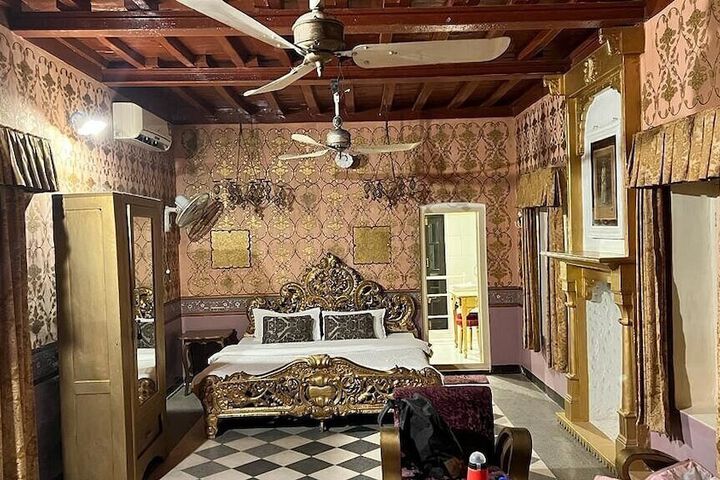 Room 4 of 25