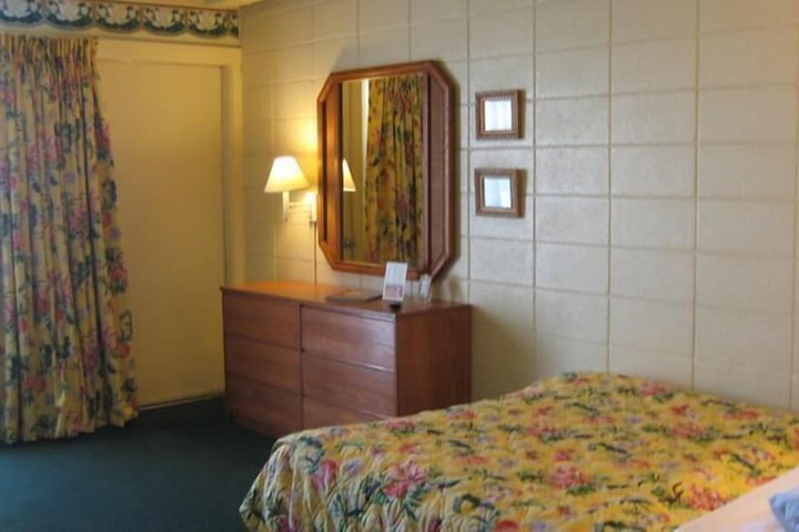 Room 5 of 16