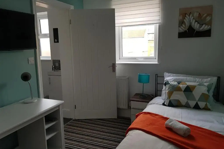 Room 5 of 14