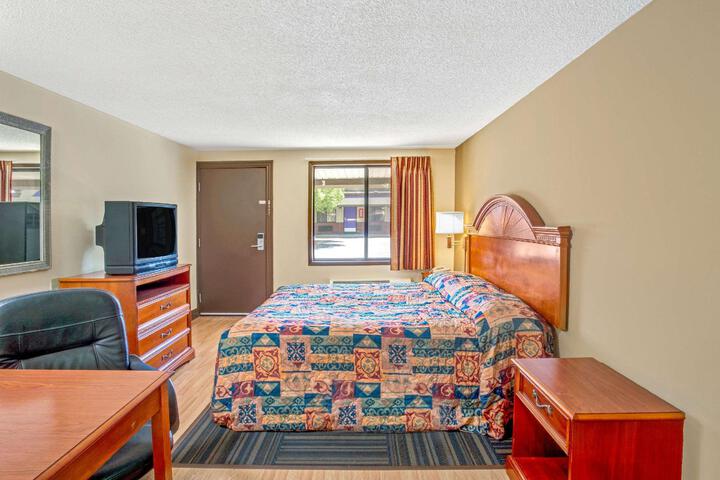 1 King Bed Deluxe Room (9 of 11)