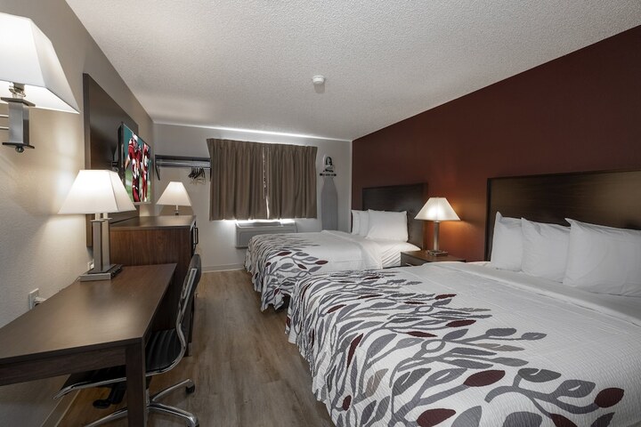 Deluxe 2 Queen Beds (3 of 10)
