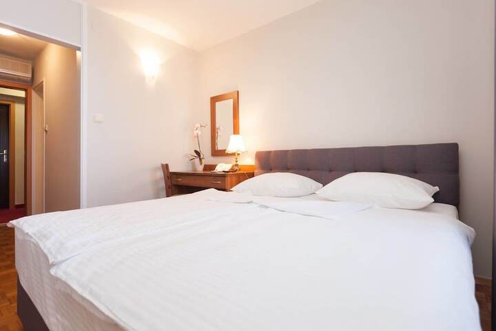 Room 4 of 36