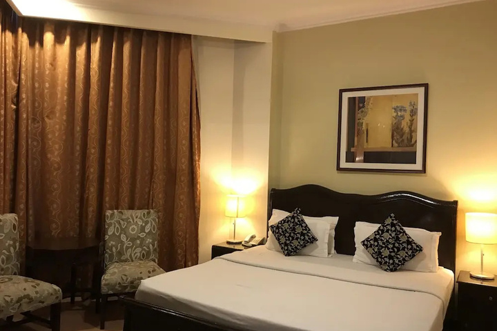 Room 6 of 18