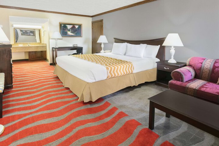 1 King Bed (1 of 10)