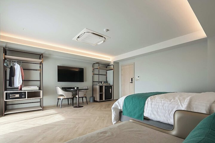 Room 68 of 212