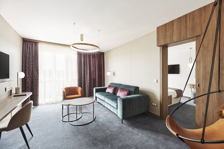 Room 11 of 80