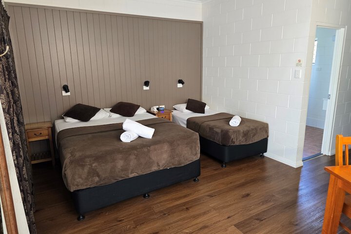 Room 4 of 33