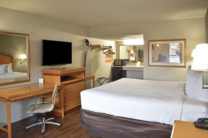 1 King Bed (1 of 15)