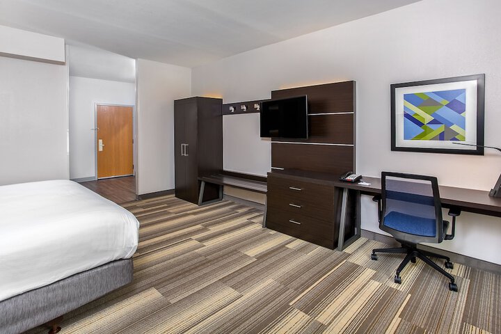 1 King Bed (3 of 14)