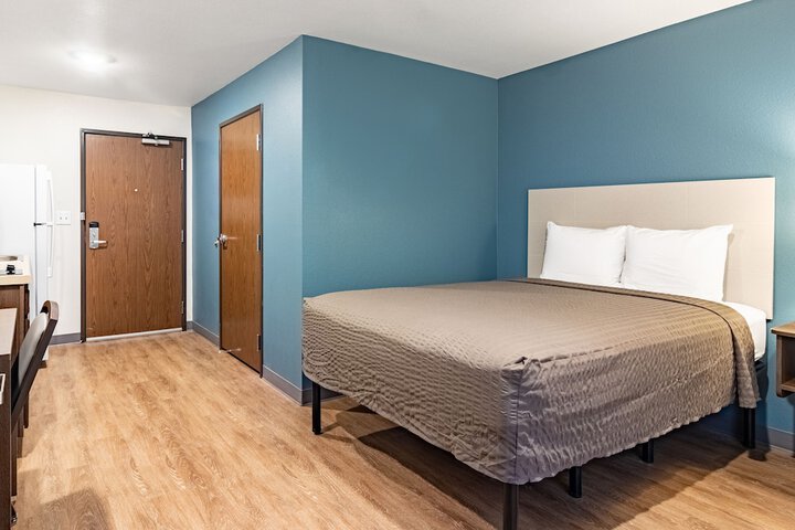 1 Queen Bed (12 of 19)