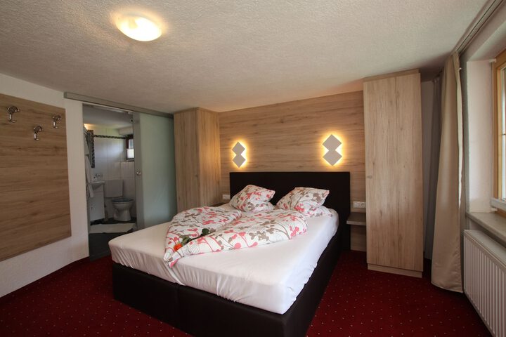 Room 10 of 33