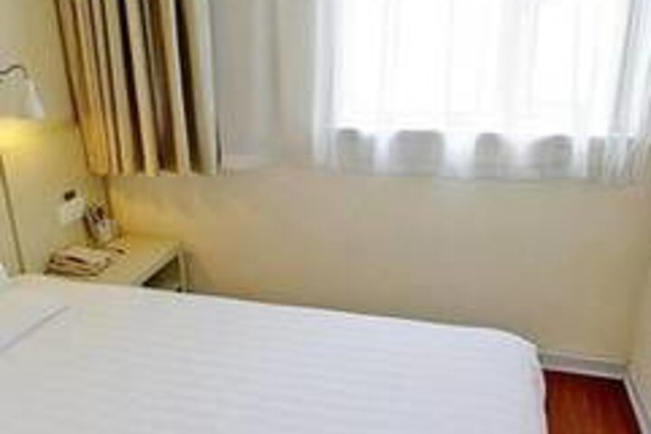 Room 14 of 27
