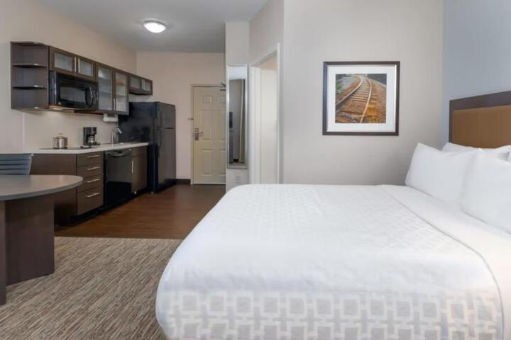 Studio Queen Size Bed (10 of 14)