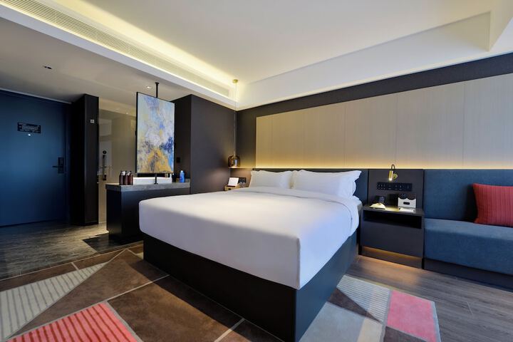 Room 10 of 25