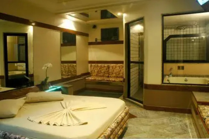 Room 5 of 9