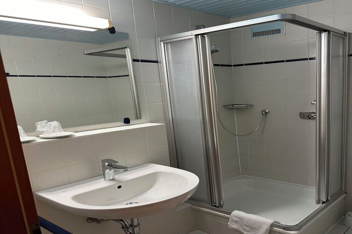 Room 4 of 20