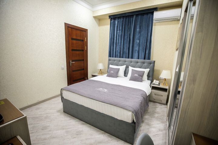 Room 5 of 82