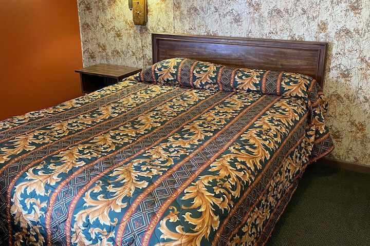 1 Queen Bed (12 of 14)