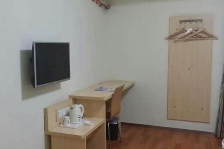 Room 3 of 7