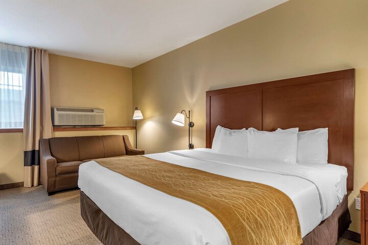1 King Bed (2 of 18)