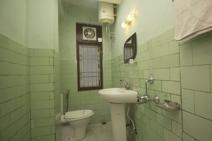 Room 13 of 16