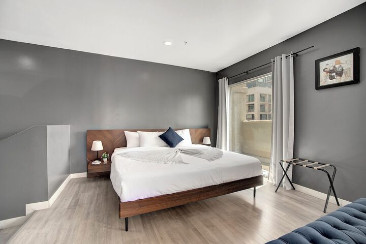 Room 32 of 53