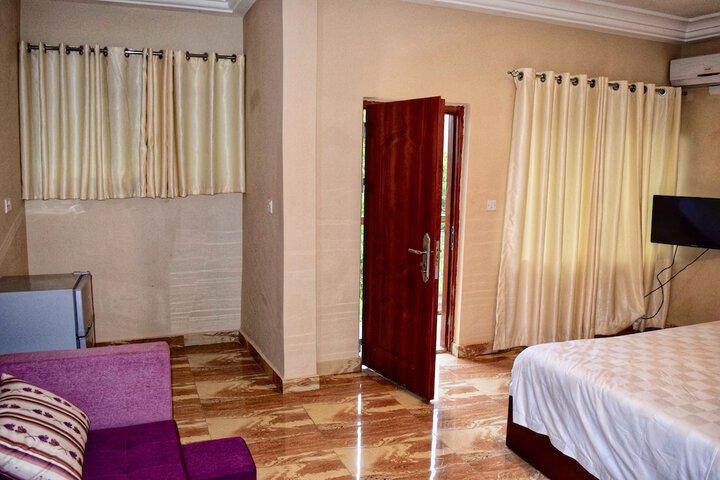 Room 3 of 33