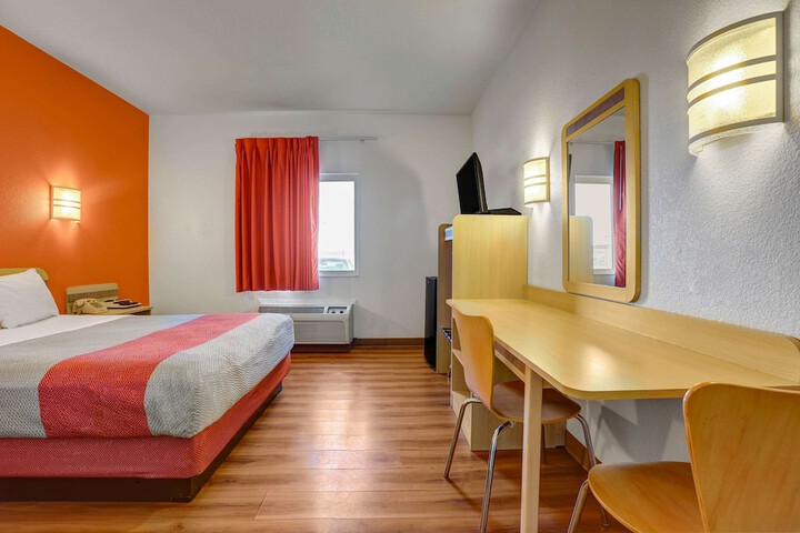 1 Queen Bed (10 of 13)