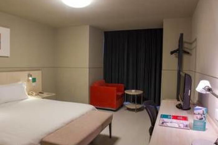 Room 10 of 12