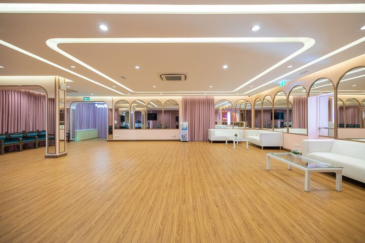 Ballroom/Hall 119 of 159
