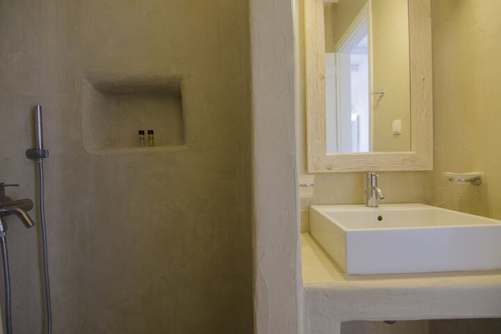 Room 27 of 142