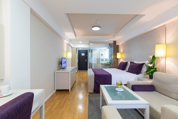Room 10 of 37