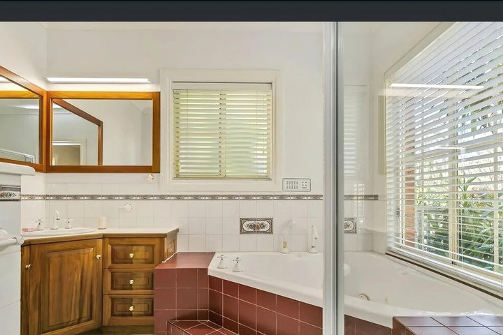 Room 8 of 11