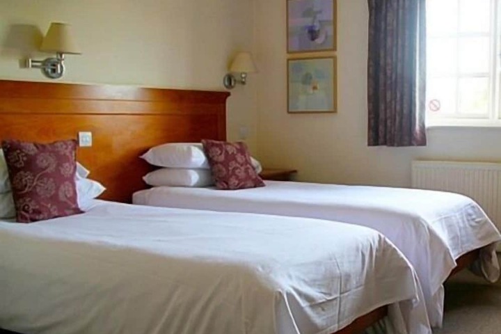 Room 5 of 9