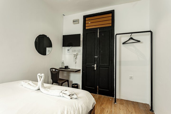 Room 7 of 18