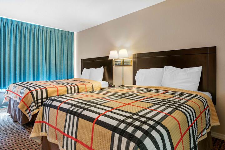 Standard Room, King or Two Doubles (3 of 16)