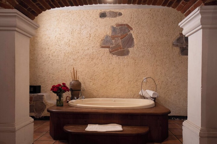 Deep soaking bathtub