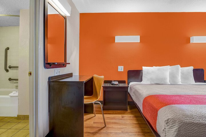 Room 9 of 28